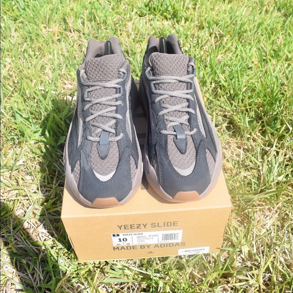 Yeezy boost 700 v2 mauve